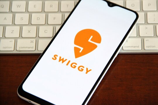 Swiggy - Empresa indiana de pedidos e entrega de comida online. Fundada em 2014, a Swiggy est&aacute; sediada em Bangalore e opera em mais de 580 cidades indianas.