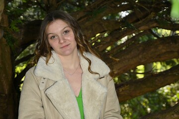 Belle femme qui attend son premier rendez-vous 