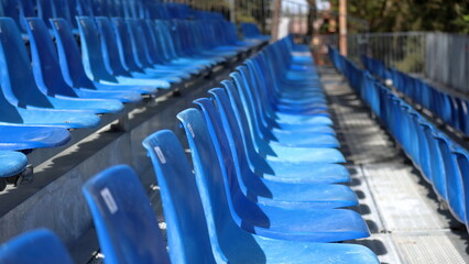 Sedie azzurre nel una tribuna