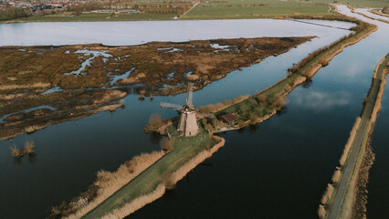 Naklejka premium Dutch heritages windmills in a peaceful countryside with river at kinderdijk Netherlands