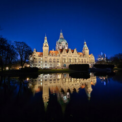 Obraz premium The evening glow of an emblematic historic building beautifully reflecting in the calm water