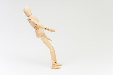 後ろ向きに倒れるデッサン人形