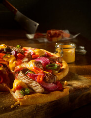 Pizza mit RInd Paprika Fruehlingszwiebeln und Curry Chili Sauce, Italien, Pizza, 