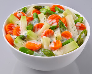 Rahmgemuese mit gruenem Spargel Karotten und Kohlrabi, Gemüse, Schale, geschnitten, 