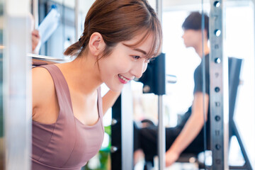 Fototapeta premium ジムで体を鍛える若い女性