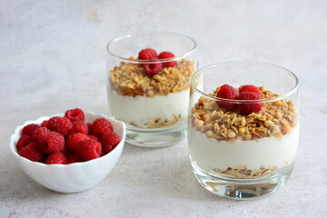 Yogurt parfait with granola and raspberries