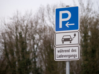 Parkplatz für Fahrzeuge mit E-Kennzeichen - Parken an einer Ladesäule während des Ladevorganges
