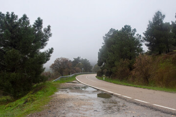 Carretera de segunda en montaña de la sierra de Madrid.