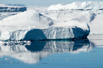 Obraz premium icebergs reflection on the water