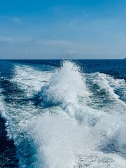 Obraz premium waves from a boat on sea water
