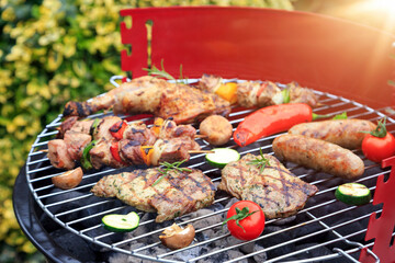 grillen bei Sonnenschein im Garten