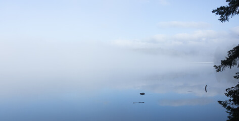 Obraz premium A foggy tranquil morning on Mayfield Lake