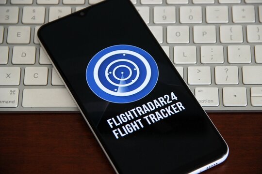 Flightradar24 - Servi&ccedil;o sueco baseado na Internet que mostra informa&ccedil;&otilde;es de rastreamento de voos de aeronaves em tempo real em um mapa. Inclui informa&ccedil;&otilde;es de rastreamento de voo, origens e destinos.