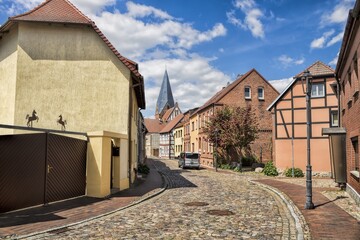 röbel, deutschland - idylle in der altstadt mit kirchturm