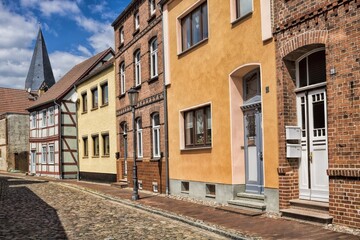 röbel, deutschland - gasse in der altstadt mit turm der nikolaikirche