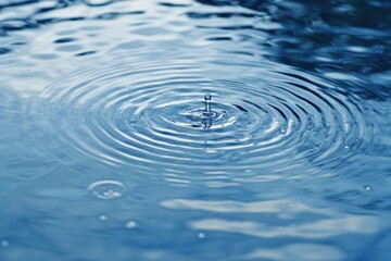 水面に広がる波紋が見られる清らかな水の表面