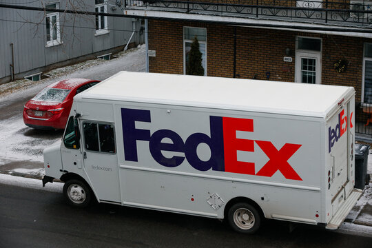 un camion de la compagnie FedEx en hiver	
