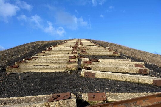 Reste des rails allant vers le sommet d'un des terrils jumeaux de la fosse 11/19 de Loos en Gohelle