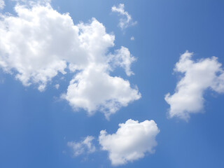 Fototapeta premium Bright blue sky with fluffy clouds