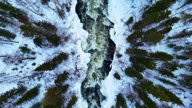 Drone sur une rivi&egrave;re et for&ecirc;t Laponie Finlandaise