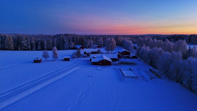 Drone coucher de soleil rose sur une ferme et for&ecirc;t Laponie Finlandaise