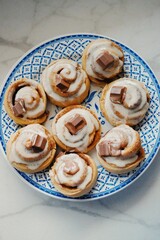 Cinnamon Rolls con glaseado de Kinder en un plato de cocina. Receta. 