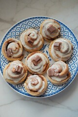 Cinnamon Rolls con glaseado de Kinder en un plato de cocina. Receta. 