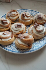 Cinnamon Rolls con glaseado de Kinder en un plato de cocina. Receta. 