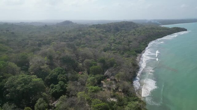Playa del Mar Caribe con bosque seco tropical paisaje mar azul