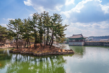 Obraz premium Scenery with traditional Korean palaces and ponds (Donggung Palace and Wolji Pond, Gyeongju)