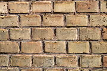 Mauer aus gelben Ziegelsteinen