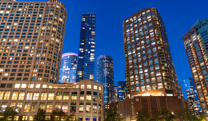 Obraz premium Chicago night city. Skyscraper building architecture. Business skyscraper at night. Skyscraper in city downtown. City architecture. City night illuminated building. Modern glass building