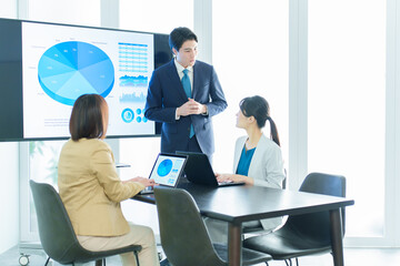 会議室でミーティングをするビジネスパーソン