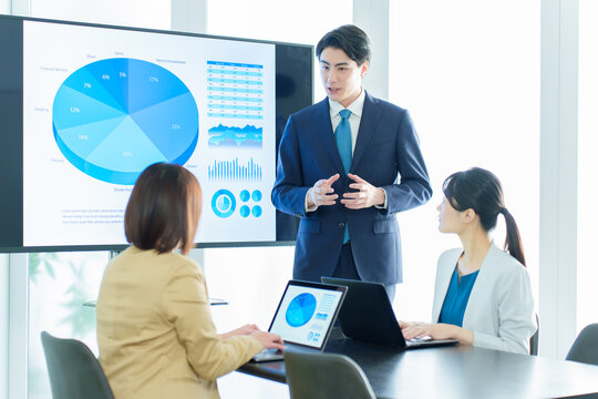 会議室でミーティングをするビジネスパーソン