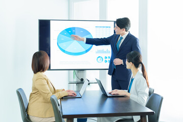 Obraz premium 会議室でミーティングをするビジネスパーソン