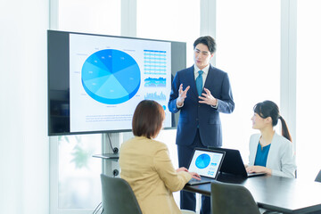 会議室でミーティングをするビジネスパーソン