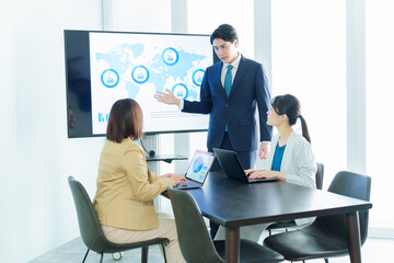 会議室でミーティングをするビジネスパーソン