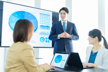 会議室でミーティングをするビジネスパーソン