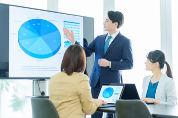 会議室でミーティングをするビジネスパーソン