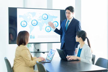 会議室でミーティングをするビジネスパーソン