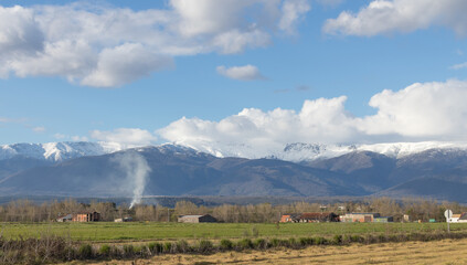 Fototapeta premium Panoramic view of the Sierra de Gredos with snow in springtime