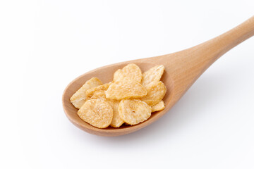 木のスプーンに載せたニンニクチップのクローズアップ