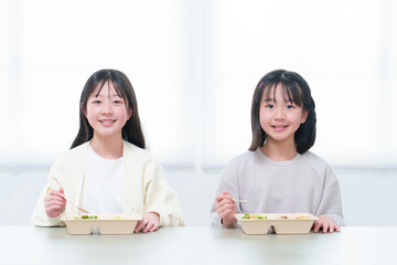 食堂でご飯を食べる女の子のポートレート