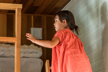 コテージのロフト・屋根裏部屋で遊ぶ女の子
