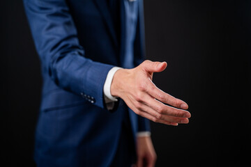 Obraz premium 握手を求めるアジア人男性ビジネスマン-黒背景