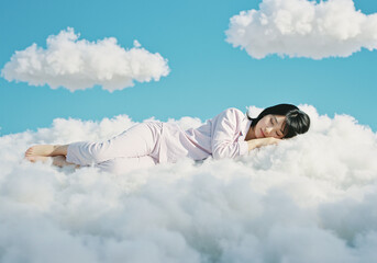 雲の上で寝る女性　快眠　睡眠　安眠