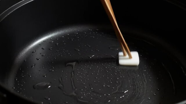 牛脂を鍋に広げる（すき焼き）