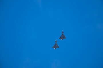 Zwei Eurofighter im Formationsflug am klaren blauen Himmel
