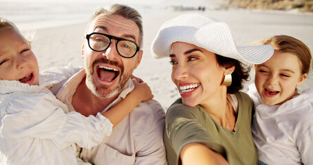 Obraz premium Kids, parents or happy family at beach for selfie, holiday or photo in Bali with siblings, girls or smile. Picture, mom or dad with children at sea on vacation together for travel, bonding or memory