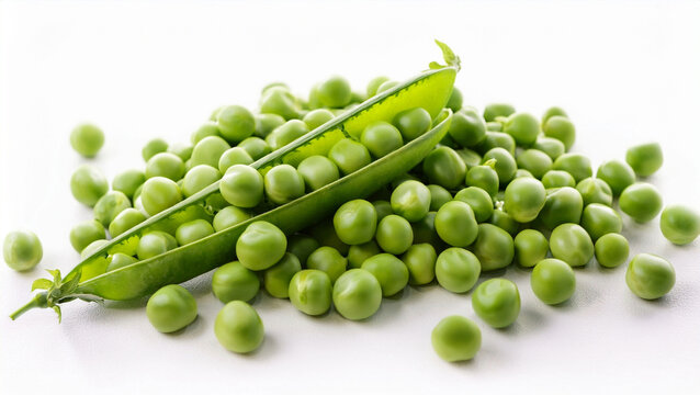 petits pois crus isolés sur un fond blanc